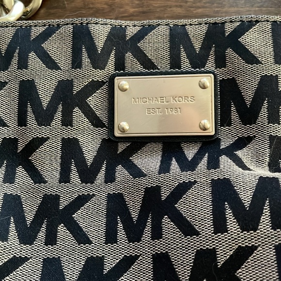 Beautiful pre-owned Michael Kors purse 👜 - Picture 2 of 5